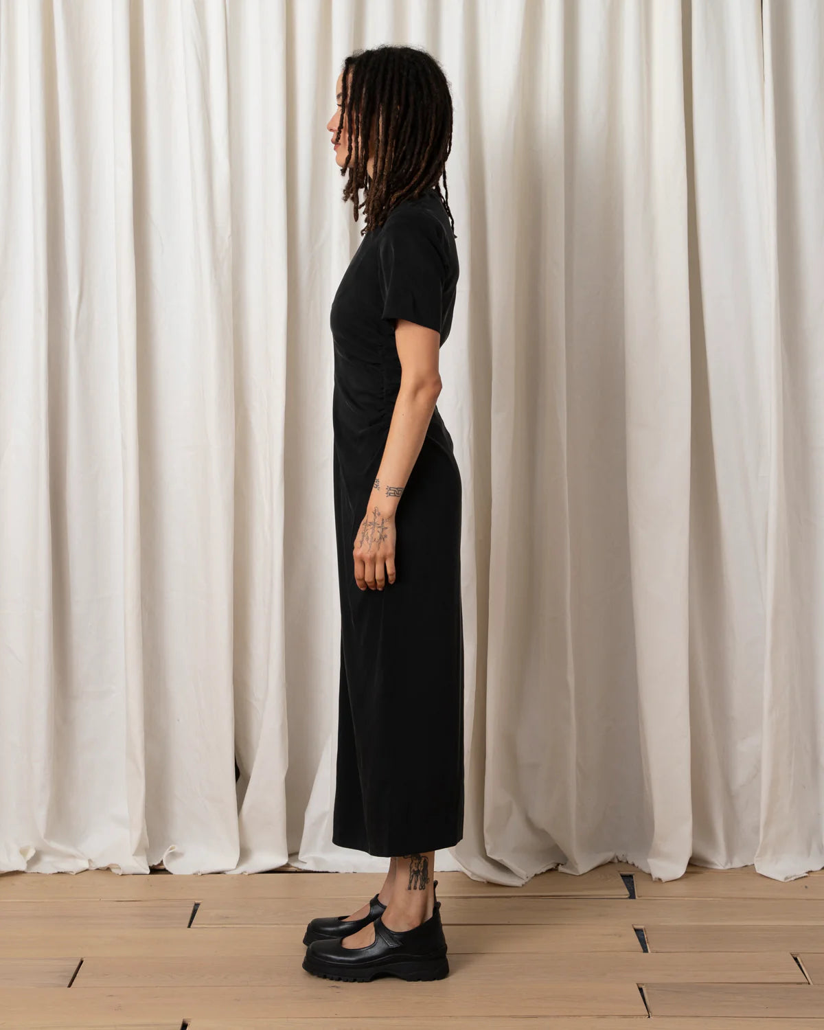 BLACK SIDE RUCHED FORM DRESS || ALI GOLDEN