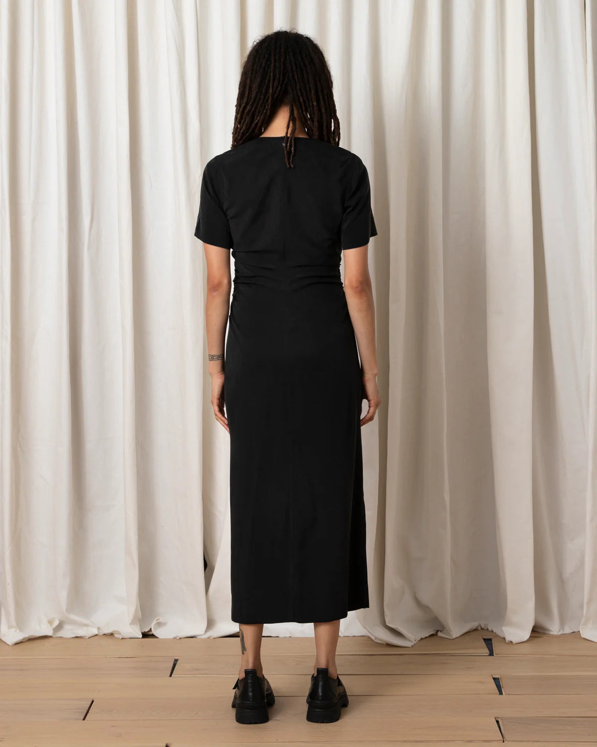 BLACK SIDE RUCHED FORM DRESS || ALI GOLDEN