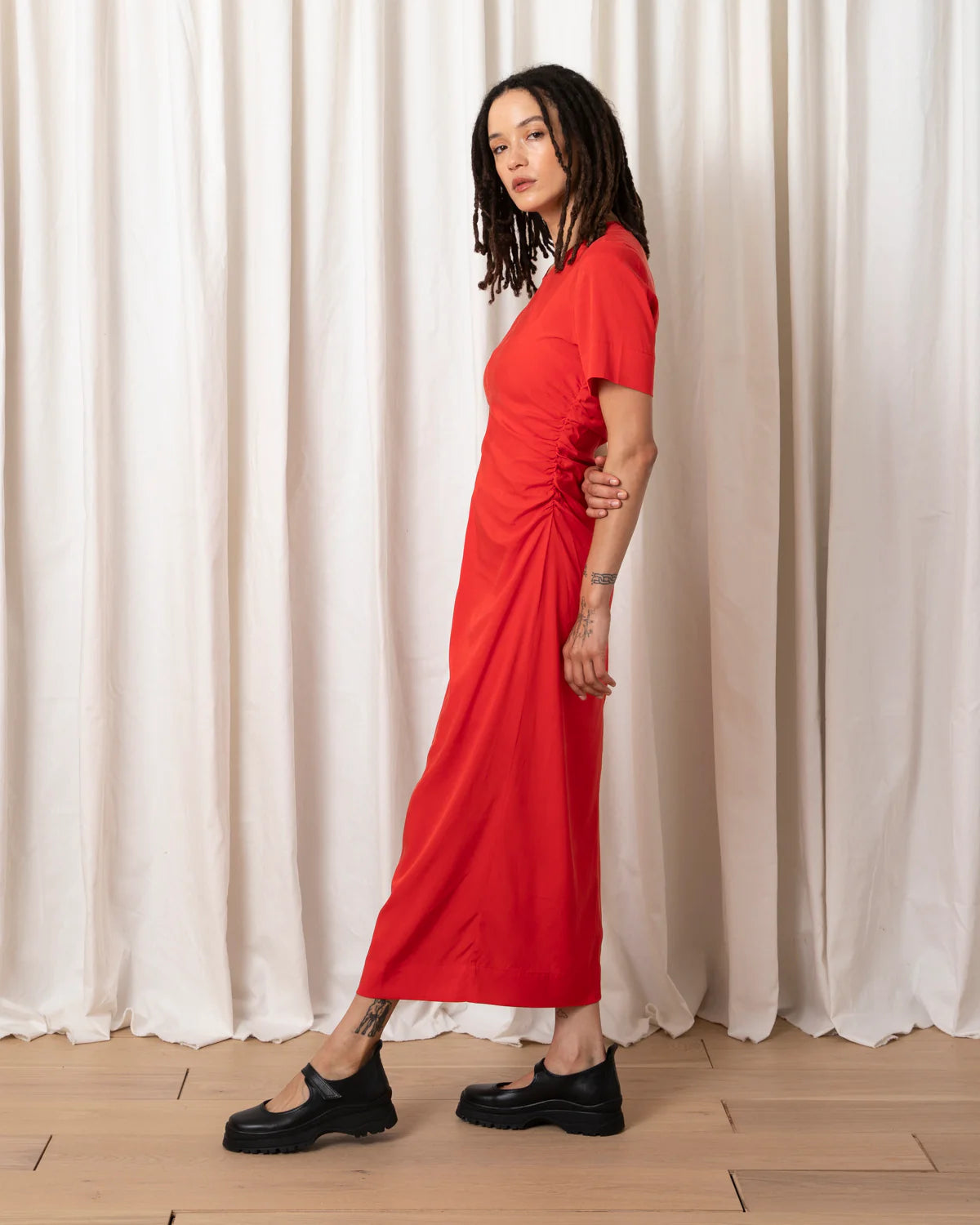 POPPY SIDE RUCHED FORM DRESS || ALI GOLDEN