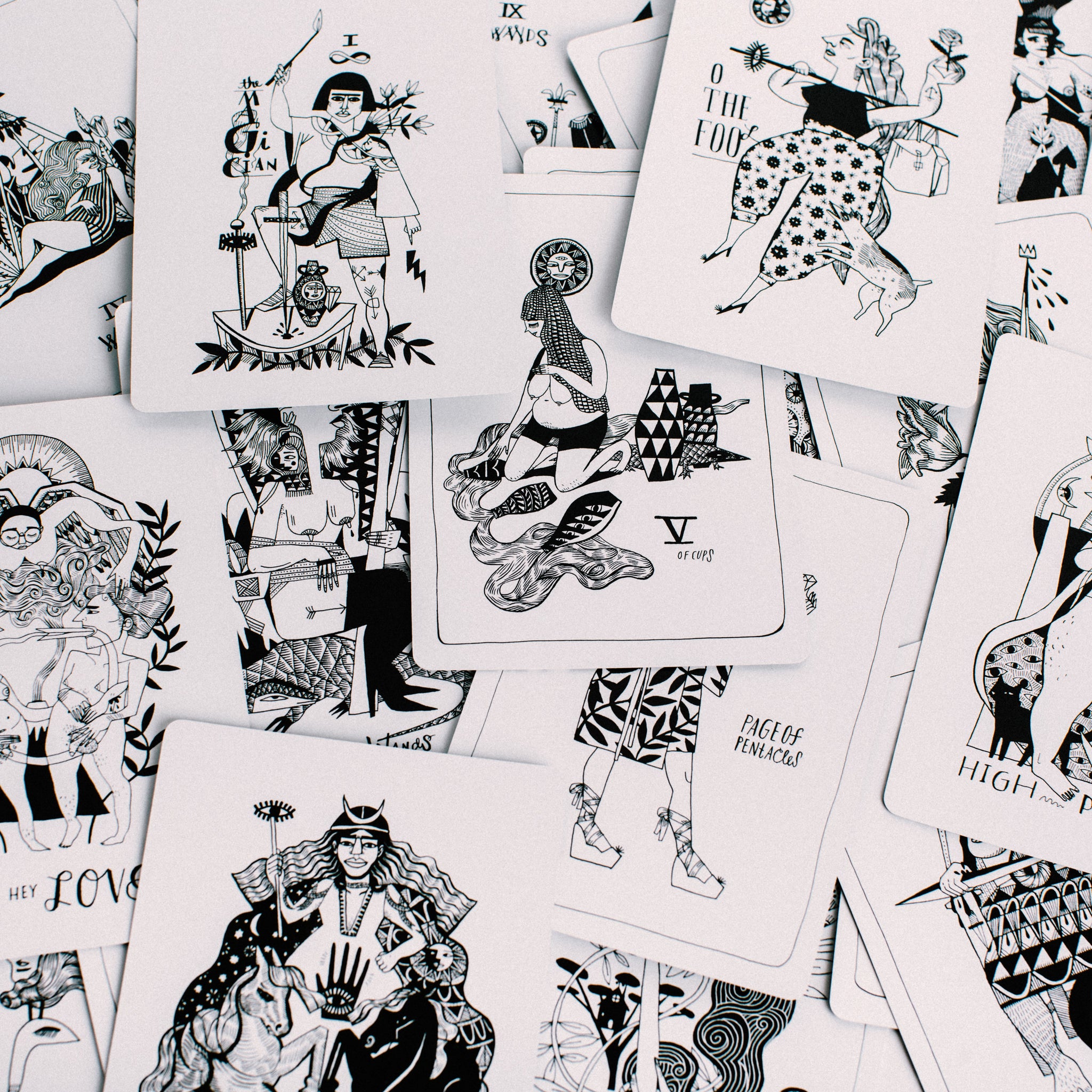 MANY QUEENS TAROT